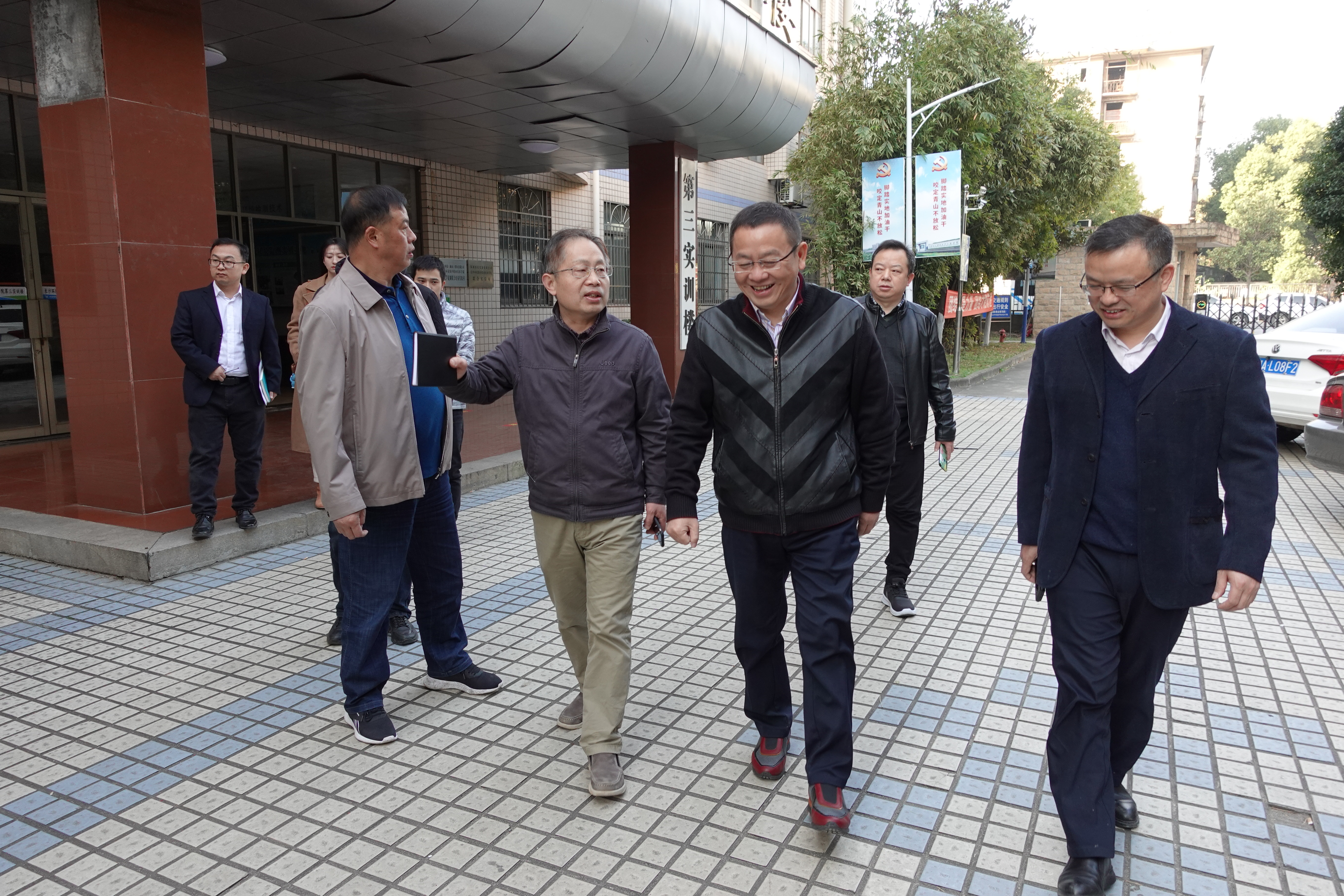 02：董事长高伟荣（左二）参观长沙环保学院实训楼.JPG